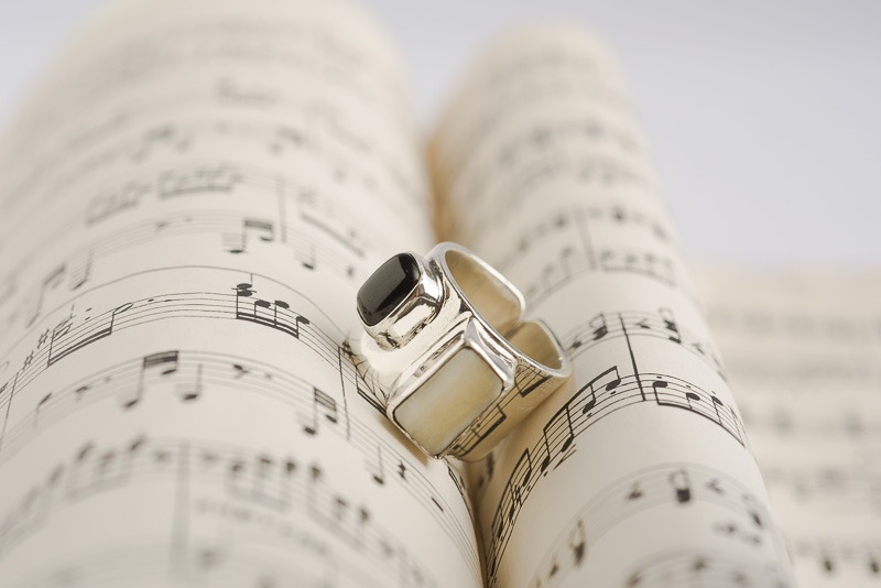 Del Instrumento a la Joya